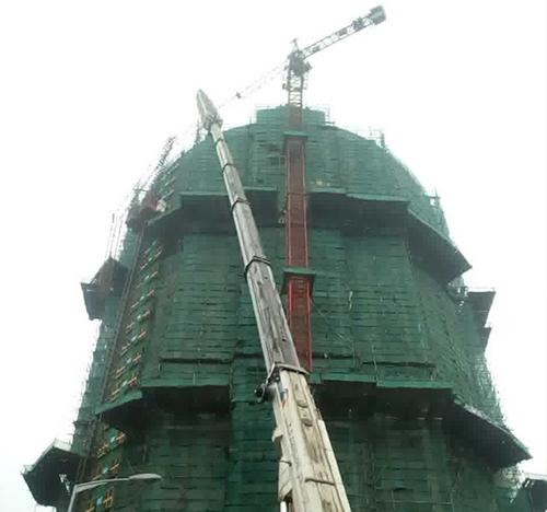 乌恰吊车在工地上作业
